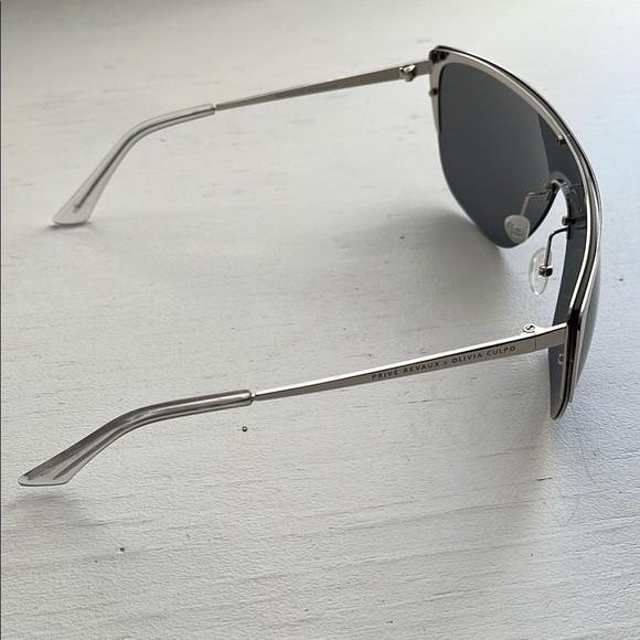 NWOT PRIVÉ REVAUX The Janet Oversized Metallic Silver Sunglasses and Hard Case - Picture 9 of 10
